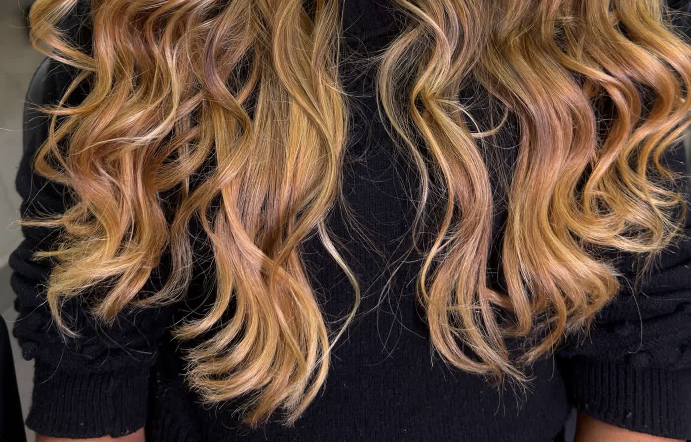 Loiro iluminado com ondas