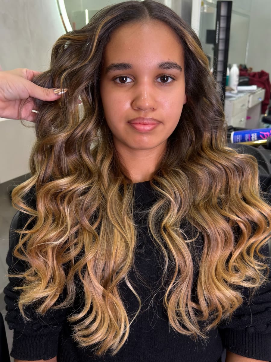 Cliente com loiro iluminado e ondas