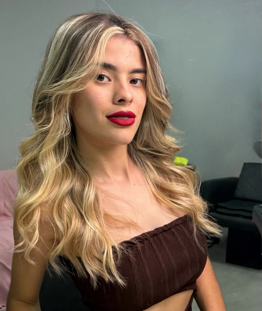 Cliente com mechas em ondas