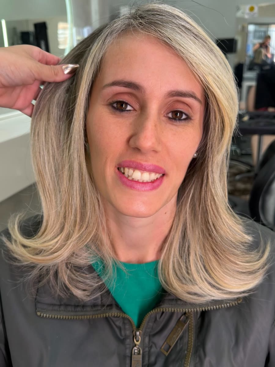 Cliente após renovação de loiro